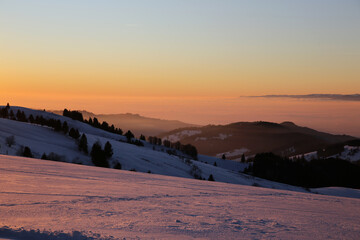 sonnenuntergang mit abendrot im winter im Schwarzwald in der nähe von Hofsgrund