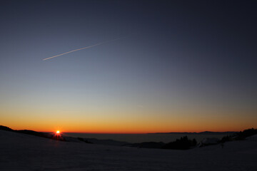 sonnenuntergang mit abendrot im winter im Schwarzwald in der nähe von Hofsgrund