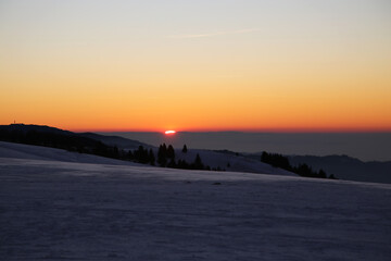 sonnenuntergang mit abendrot im winter im Schwarzwald in der nähe von Hofsgrund