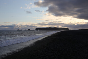Obraz premium Landschaftsfoto von Island, Strand von Reynisfjara, Schwarzer Strand