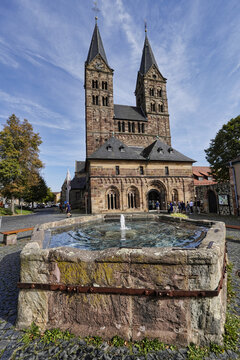Der Kump (Brunnen) vor dem romanischen Dom  in Fritzlar, Nordhessen