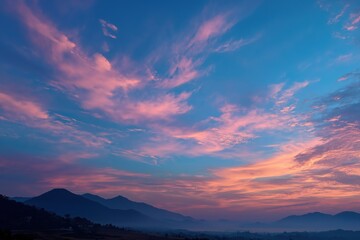 Obraz premium Sky displaying dramatic colorful cirrus clouds over mountains