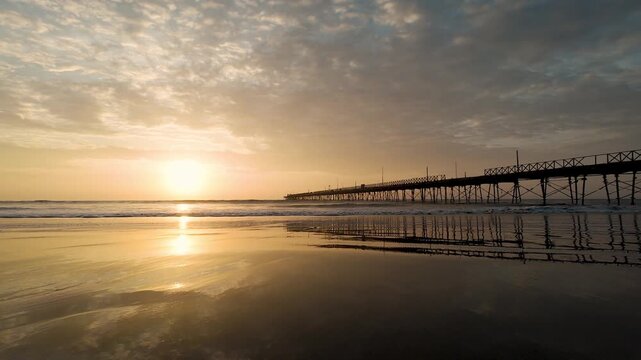 Amanecer en el Muelle de Pacasmayo Per&uacute;