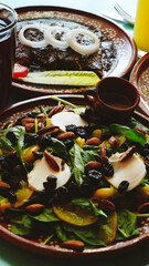 Mesa servida con enchiladas, ensalada fresca y pollo en salsa verde; bebidas tradicionales acompañan el conjunto.