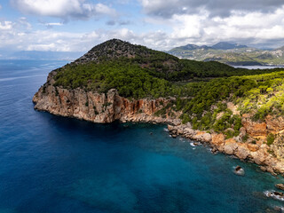 Fototapeta premium Turquoise blue Mediterranean sea washing rocky shore, Antalya, Turkiye