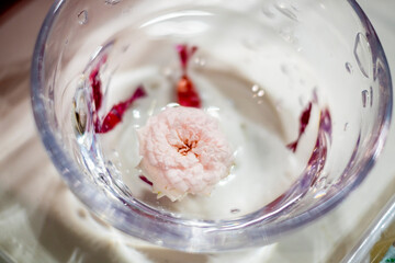 バラの花の浮いたガラスのコップ