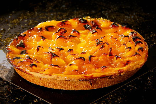 Tarte traditionnelle aux mirabelles de Lorraine sur fond noir &eacute;l&eacute;gant