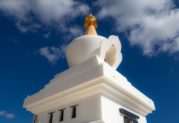 La fl&egrave;che de la Stupa de Benalm&aacute;dena
