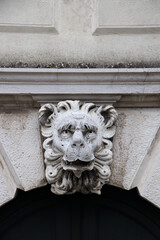 DETTAGLIO DI TESTA DI LEONE IN PIETRA