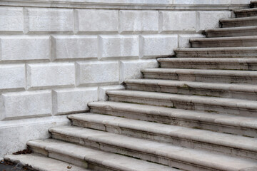 DETTAGLIO DI SCALA IN PIETRA DI UN PALAZZO 