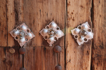 Conjunto conventual Santa María de Jesús, detalle de decoración del portón de madera con ornamentación de hierro. Atlixco, Puebla, México. Siglo XVI.