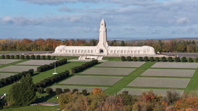 L'ossuaire de Douaumont est un monument &agrave; la m&eacute;moire des soldats fran&ccedil;ais et allemands morts en 1916 lors de la bataille de Verdun. Il est sur le territoire de la commune de Douaumont-Vaux en Meuse