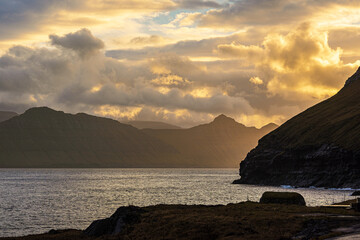 Sonnenaufgang nahe des Dorfes Gjógv auf der Färöer Insel Eysturoy
