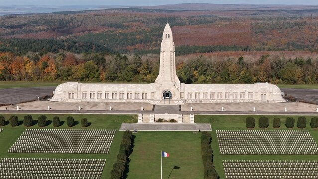L'ossuaire de Douaumont est un monument &agrave; la m&eacute;moire des soldats fran&ccedil;ais et allemands morts en 1916 lors de la bataille de Verdun. Il est sur le territoire de la commune de Douaumont-Vaux en Meuse