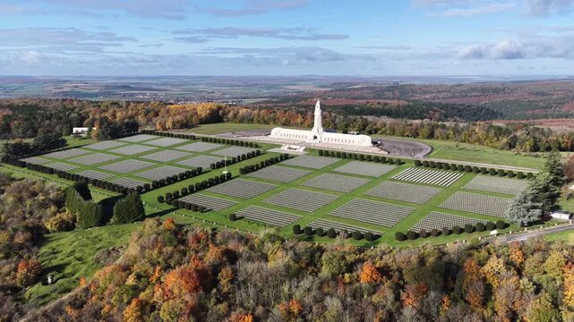 vue a&eacute;rienne panoramique de l'ossuaire de Douaumont en automne, ciel bleu tr&egrave;s nuageux