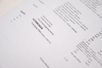 Obraz premium Blood test results showing hormone analysis on paper