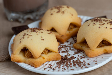 Homemade cookies with chocolate pudding and grated dark chocolate