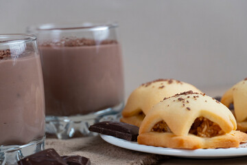 Homemade cookies with chocolate pudding and grated dark chocolate