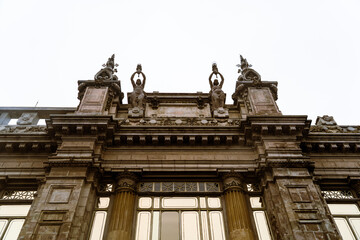 Obraz premium Windows in the Spanish Baroque and Colonial architectural style
