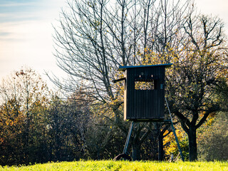 Hoch und Jägersitz in herbstlicher Landschaft