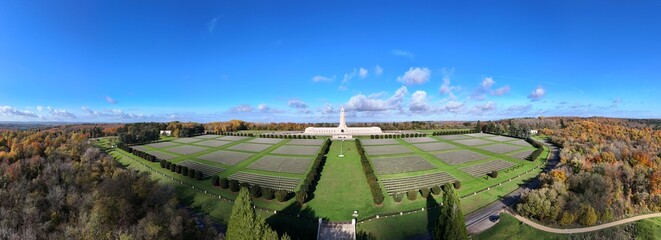 vue aérienne panoramique de l'ossuaire de Douaumont dans la Meuse, en Lorraine.  Monument érigé...
