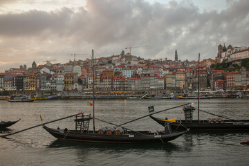 Obraz premium boats and Porto skyline at sunset