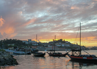 Fototapeta premium boats and clouds at sunset in Porto