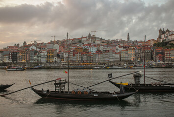 Obraz premium Porto skyline under clouds at sunset