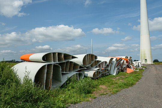 Windenergie - zerteilte Rotorenbl&auml;tter eines Windrades warten auf ihren Abtransport zum Recycling.