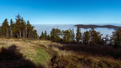 Obraz premium A majestic mountain landscape captivates with its power, vast space and timeless beauty. Raw peaks, valleys and light create a view that inspires awe and respect for nature.