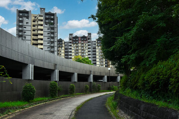 集合住宅と道路