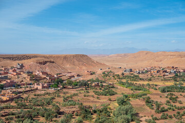 Le village de Aït Ben Haddou vers Ouarzazate au Maroc dans le désert 