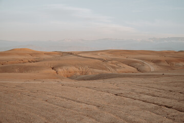 Magnifique paysage du désert d'Agafay au Maroc vers Marrakech 