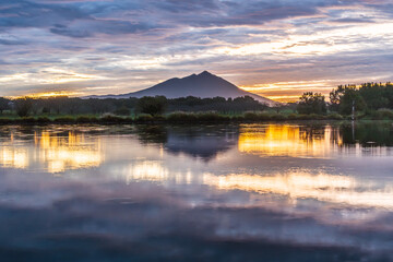 茨城県母子島遊水池の水面に映る朝焼けの筑波山
