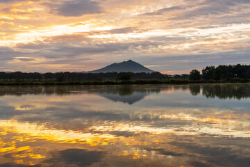 茨城県母子島遊水池の水面に映る朝焼けの筑波山