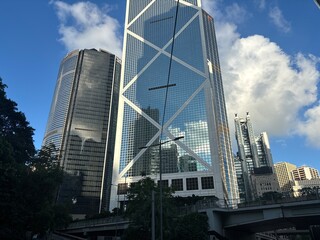 青空を映す香港のガラス高層ビルと都市風景