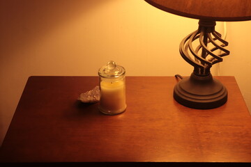 Vela en mesa de noche