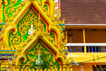 Obraz premium Suwankeereewong Temple wat golden Buddhist architecture details in Patong Thailand.