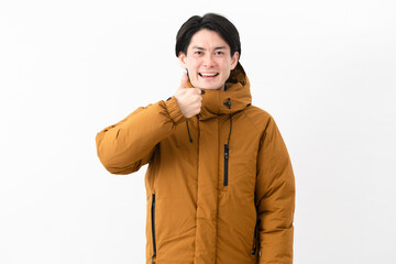 ダウンコートを着ている若い男性