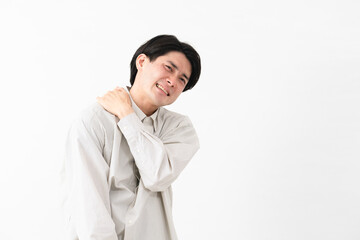 長袖白シャツを着ている若い男性