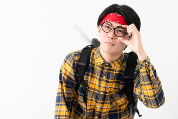 チェック柄の服を着た若い男性