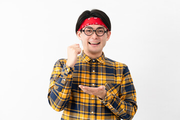 チェック柄の服を着た若い男性