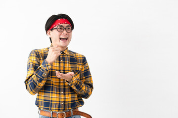 チェック柄の服を着た若い男性