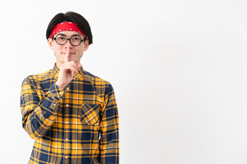 チェック柄の服を着た若い男性