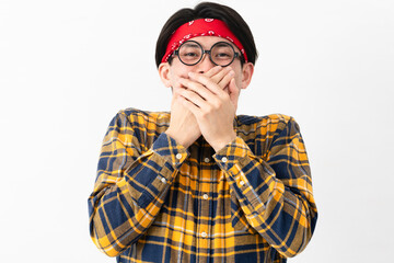 チェック柄の服を着た若い男性