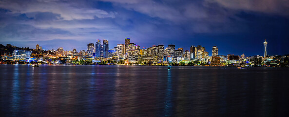 Fototapeta premium Scenic Panorama of Seattle Skyscrapers Illuminated at Night