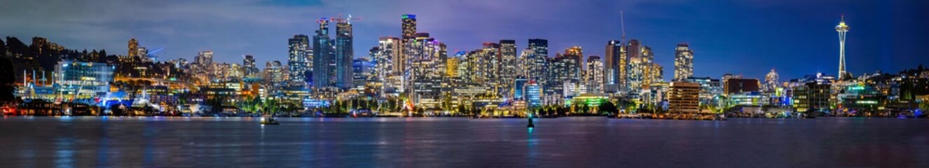 Obraz premium Scenic Panorama of Seattle Skyscrapers Illuminated at Night
