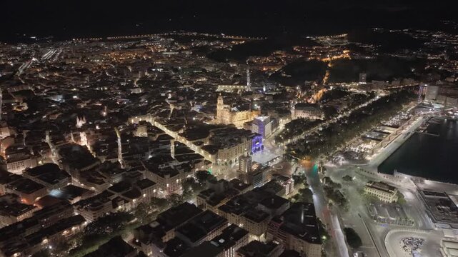 Video a&eacute;reo nocturno de la Catedral de M&aacute;laga sobre el casco hist&oacute;rico iluminado