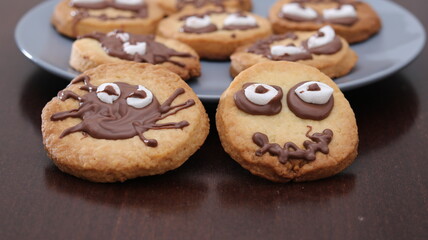 Delicious homemade Halloween cookies decorated with chocolate spiders, candy eyes, and icing legs. Creative spooky dessert perfect for kids’ parties, trick-or-treat celebrations, and autumn holidays.