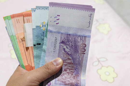 Man hand with Malaysia Bank Note Ringgit Malaysia